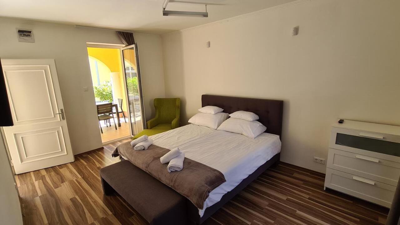Mediterran Apartman With Pool Siofok Exterior photo